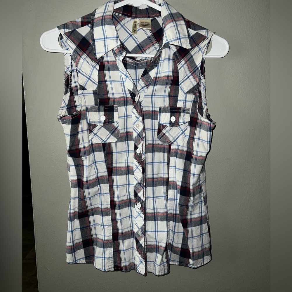 Women’s button down sleeveless top
